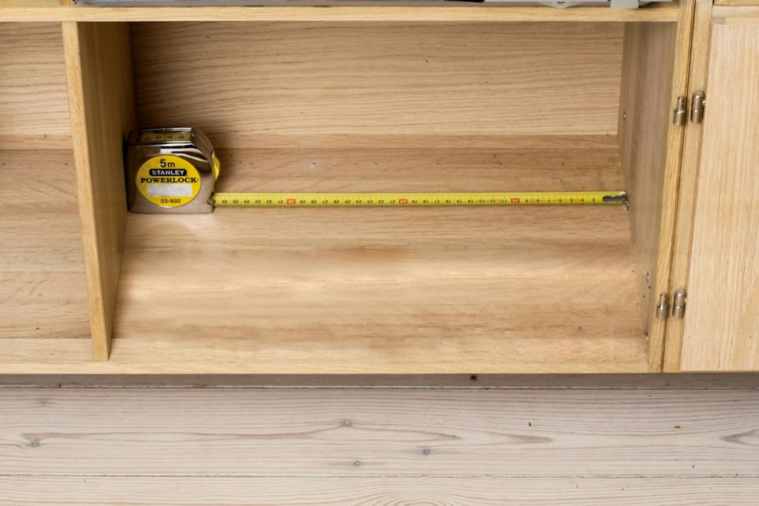 Mål lengden på boksen. Da kan du legge det til målet som båndet viser, og på den måten ta nøyaktig innvendige mål i én operasjon. Mål lengden på boksen. Da kan du legge det til målet som båndet viser, og på den måten ta nøyaktig innvendige mål i én operasjon.